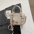 Cremeweiße Mini-Handtasche mit Tennisschläger-Anhänger und verstellbarem Gurt - Beige Mit Anhänger