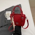 Rote Leder-Beuteltasche mit goldenen Metallbuchstaben und geflochtenem Griff - Ankararot Mit Anhänger