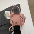 Petit sac à main carré rose clair à la mode avec lettres en métal et pompon - Rose avec pendentif