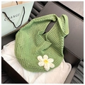 Vista detallada de bolso tote verde tejido a mano con adorno floral blanco en caja regalo - Verde