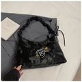 Borsa a tracolla con increspature, motivo tie-dye nero e dettagli ricamati Mari Cen - Senza Ciondolo / Nero