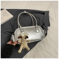 Sac à main argenté métallisé avec pendentif perle sur une veste grise - Avec Pendentif en Peluche / Argent