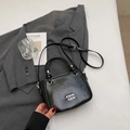 Sac seau noir brillant avec logo COIH 2DN argenté et bandoulière réglable chic - Noir sans Pendentif