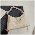 Borsa tote tie-dye bianco crema con tracolla arricciata e ricami celestiali - Senza Ciondolo / Bianco