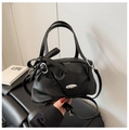 Détail du sac à main en cuir grainé noir avec boucle argentée et décoration de nœud - Noir
