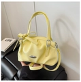 Dettaglio borsa in pelle venata giallo pallido con fibbia argentata e fiocco decorativo - Giallo