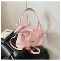 Dettaglio borsa rosa chiaro in pelle martellata con fiocco e fibbia in argento - Rosa