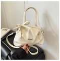 Dettaglio della borsa in pelle martellata bianco crema con fiocco e finiture in argento - Bianco Sporco