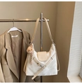 Detalle del bolso tote crema con estampado de mármol, colgante de oso y correa ajustable - Blanco con colgante