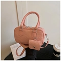 Detalle del bolso bowling rosa con relieve, mini monedero y herrajes metálicos plateados - Rosa