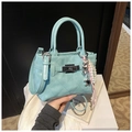 Sac à main matelassé vert menthe avec fermoir argenté et breloques en perles - Avec Pendentif / Bleu