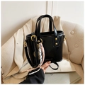 Glänzende schwarze Mini-Eimertasche mit goldenen Beschlägen und gewebtem Anhänger - Schwarz