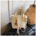 Weiße PU-Leder Handtasche mit Fashion-Logo und goldenem Tennis-Anhänger - Weiß