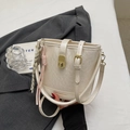 Elegante borsa a secchiello bianco crema con dettagli dorati e ciondolo intrecciato - Con Ornamento / Bianco Sporco