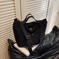 Grande borsa tote nera con tasche multiple a cerniera e tracolla regolabile pratica - Nero