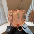 Elegante borsa a secchiello in pelle rosa con dettagli oro e ciondolo da tennis - Con Ciondolo a Racchetta da Tennis / Rosa