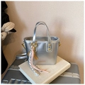 Silberne Mini-Beuteltasche in Metallic-Optik mit goldenen Beschlägen und Anhänger - Silber