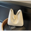 Dettaglio borsa tote bianco crema in pelle con trama a grana e ampio manico elegante - Bianco Sporco
