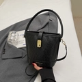 Sac seau noir élégant en cuir avec ferrures dorées et une bandoulière pratique - Sans pendentif / Noir