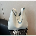 Dettaglio della borsa tote verde chiaro con trama in pelle e manico integrato - Blu