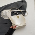 Sac seau blanc perle élégant en cuir verni avec boucle métallique dorée chic - Sans pendentif / Blanc Cassé