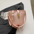 Sac seau rose en cuir grainé avec fermoir doré et bandoulière réglable - Sans pendentif / Rose