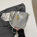 Sac seau argenté métallisé plissé avec fermoir doré et bandoulière réglable - Sans pendentif / Argent