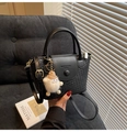 Schwarze Handtasche mit Webstruktur, Gold-Beschlägen und Plüschtier-Anhänger - Mit Anhänger / Schwarz