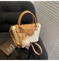 Zweifarbige Mini-Handtasche in Creme und Braun mit Webstruktur und Anhänger - Mit Anhänger / Weiß