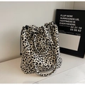 Détail du sac cabas en toile à imprimé léopard avec cordon de serrage et anses nylon - Taille unique / Blanc Cassé