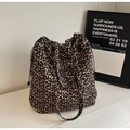 Détail d'un sac cabas en toile à motif léopard avec fermeture à cordon et longues anses - Taille unique / café