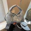 Lichtblauwe denim maanvormige tas met strikkoord en gouden metalen accessoires - Blauw