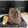 Détail du sac cabas en nylon à imprimé léopard avec fermeture à cordon et bandoulière noire - Taille unique / Marron