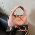 Stijlvolle roze corduroy crossbody tas met strik trekkoord en gouden accenten - Dieproze