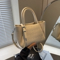 Chique crèmekleurige crossbody emmertas met ruitjespatroon en dubbele handgrepen - Beige