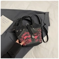 Detalle del bolso de mezclilla azul con estampado de grafiti rosa y candado metálico - Sin colgante / Negro