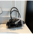 Schwarze glänzende Boston-Tasche mit Seitentaschen und weißer Spitzenschleife - Schwarz