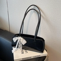 Bolso sobaquero negro brillante con lazo de encaje blanco y correas de hombro - Negro
