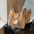 Borsa tote beige in morbida pelle PU con ciondolo intrecciato e dettaglio zip laterale - Cachi (Con Ciondolo)