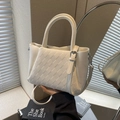 Borsa a secchiello bianca trapuntata con tracolla e manici in ecopelle di qualità - Bianco