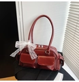 Glänzende weinrote Boston-Tasche aus Kunstleder mit Spitzenschleife und Fronttaschen - Burgunderrot