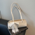Elegante bolso de hombro rectangular de cuero crema con un lazo grande de encaje - Blanco Roto