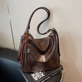 Zaino vintage marrone scuro in ecopelle con tracolla intrecciata e nappa decorativa - Caffè (Con Ciondolo)