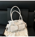 Weiße Boston-Tasche mit Hochglanz-Finish, seitlicher Spitzenschleife und zwei Außentaschen - Weiß
