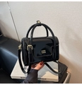 Détail d'un sac à main en cuir verni noir avec logo métallique et poignées - Noir