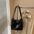 Borsa tote minimalista in pelle cerata nera con cerniere argentate e spalline sottili - Nero (Senza Ciondolo)