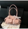 Rosa Lackleder-Boston-Tasche mit seitlicher Spitzenschleife und zwei Fronttaschen - Rosa
