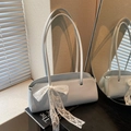 Bolso de hombro azul claro en cuero sintético con detalle de encaje blanco suave - Azul