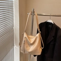 Borsa hobo minimalista color albicocca in morbida ecopelle con cerniera laterale - Cachi (Senza Ciondolo)