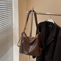 Grande borsa tote marrone scuro in ecopelle lucida con tracolle versatili e capienti - Caffè (Senza Pendente)